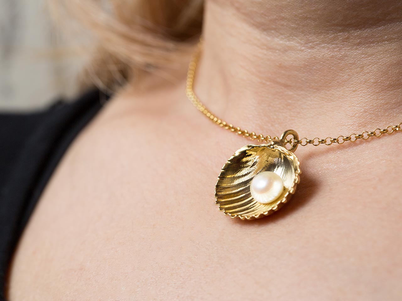 _D9A7966_Lr_1280 big cockle clam shell pendant with pearl neck fr